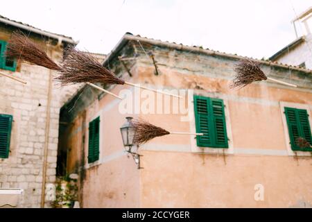 Mettle di streghe sulla strada della città vecchia di Cattaro in Montenegro. Foto Stock