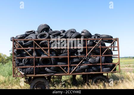 Mucchio di molti vecchi pneumatici usati. Foto Stock