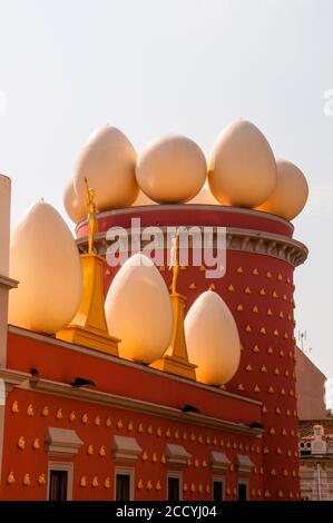 Le uova sul tetto del Museo surrealista Dalí simboleggiano la fertilità e la riproduzione, statue d'oro e pareti costellate di pane in pietra, Figueres, Spagna. Foto Stock
