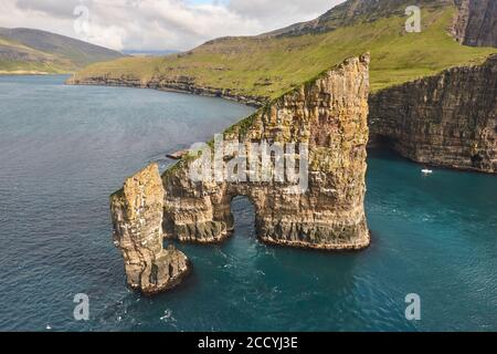 Isole Faerøer spettacolare costa visto da un elicottero. Area di funzionario ministeriale Foto Stock