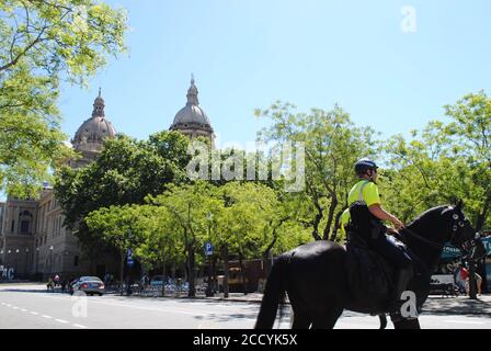 Barcellona Spagna. 17 maggio 2015: Polizia di pattuglia montata a Barcellona in una giornata di sole. Una tradizione di servizio più di 160 anni. Foto Stock