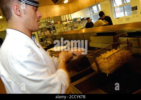 Lo chef prepara chip per il menu di ospedale in ospedale NHS cucina West Yorkshire Regno Unito Foto Stock