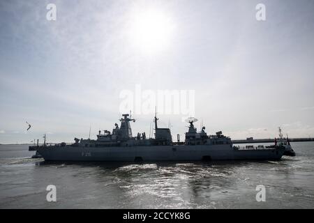 Wilhelmshaven, Germania. 25 Agosto 2020. La fregata 'Brandeburgo' lascia il porto navale. La fregata sostituisce l'Einsatzgrupppenversorger "Berlin". In collaborazione con la guardia costiera turca e greca e con l'Agenzia europea per la protezione delle coste e delle frontiere (Frontex), controlla la zona marittima. Credit: Sina Schuldt/dpa/Alamy Live News Foto Stock