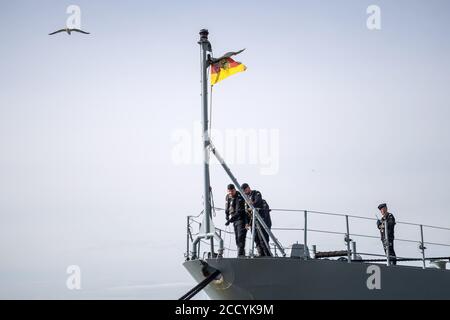 Wilhelmshaven, Germania. 25 Agosto 2020. I membri dell'equipaggio preparano la fregata "Brandenburg" per la partenza. La fregata sostituisce l'Einsatzgrupppenversorger "Berlin". In collaborazione con la guardia costiera turca e greca e con l'Agenzia europea per la protezione delle coste e delle frontiere (Frontex), controlla la zona marittima. Credit: Sina Schuldt/dpa/Alamy Live News Foto Stock