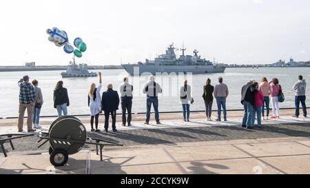 Wilhelmshaven, Germania. 25 Agosto 2020. I membri dell'equipaggio si sono ondulati all'uscita della fregata 'Brandenburg'. La fregata sostituisce l'Einsatzgrupppenversorger "Berlin". In collaborazione con la guardia costiera turca e greca e con l'Agenzia europea per la protezione della costa e delle frontiere (Frontex), controlla la zona marittima. Credit: Sina Schuldt/dpa/Alamy Live News Foto Stock