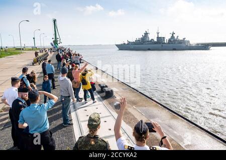 Wilhelmshaven, Germania. 25 Agosto 2020. I membri dell'equipaggio si sono ondulati all'uscita della fregata 'Brandenburg'. La fregata sostituisce l'Einsatzgrupppenversorger "Berlin". In collaborazione con la guardia costiera turca e greca e con l'Agenzia europea per la protezione della costa e delle frontiere (Frontex), controlla la zona marittima. Credit: Sina Schuldt/dpa/Alamy Live News Foto Stock