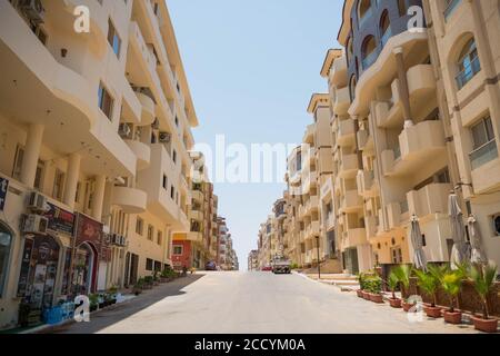 Egitto, Hurghada. Corsia del centro con edifici residenziali Foto Stock