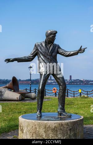 Statua in bronzo della pop star Billy Fury di Tom Murphy al Royal Albert Dock, Liverpool, Inghilterra, Regno Unito Foto Stock