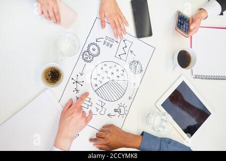 Gli uomini d'affari raccolgono insieme idee creative in un laboratorio di brainstorming Foto Stock