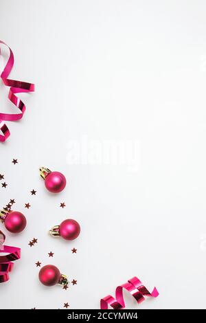 Palline di Natale e stelle scintillanti decorazione confetti su sfondo bianco. Foto Stock