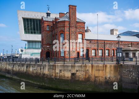 Il pilotage Building (1883) con il Museum of Liverpool in background, Pier Head, Liverpool, Inghilterra, Regno Unito Foto Stock