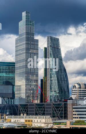 22 Bishopsgate aka Twentytwo e il Leadenhall Building in 122 Leadenhall Street, alias Cheesegrater, nel quartiere finanziario della City of London Foto Stock