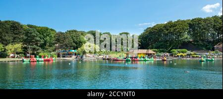 Vista panoramica estiva del lago navigabile al Peasholm Park, Scarborough, North Yorkshire Foto Stock