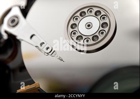 Vista macro del mandrino dell'unità disco rigido aperta Foto Stock
