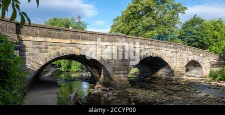 New Bridge, costruito nel 1811 attraversa il fiume Skell vicino al centro di Ripon nel North Yorkshire Foto Stock