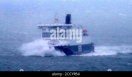 Un traghetto DFDS arriva in cattive condizioni atmosferiche al Porto di dover in Kent, come venti fino a 70 mph sono previsti lungo la costa durante le prossime 36 ore insieme con fino a 90 mm di pioggia come Storm Francis ha colpito il Regno Unito. Foto Stock