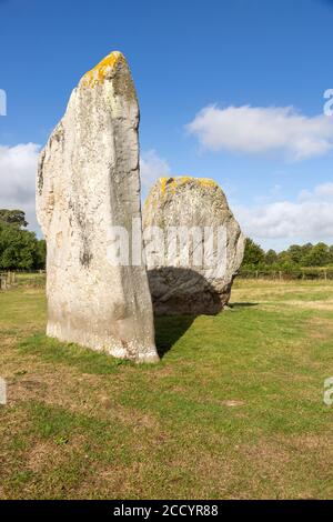 Pietre in piedi maschio e femmina nella Cove al neolitico cerchio di pietra henge monumento preistorico, Avebury, Wiltshire, Inghilterra UK Foto Stock