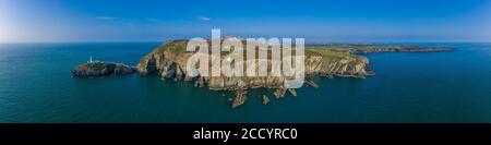 South Stack Lighthouse Panorama, conosciuto anche come Sea Stack, situato appena fuori da Holy Island sulla costa nord occidentale di Anglesey. Foto Stock