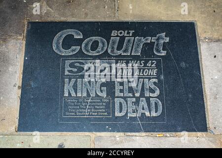 Placca per pavimentazione Bolt Court - Sun Elvis Dead Headline - Targa commemorativa del patrimonio di giornali della zona intorno alla flotta Street nel centro di Londra Foto Stock