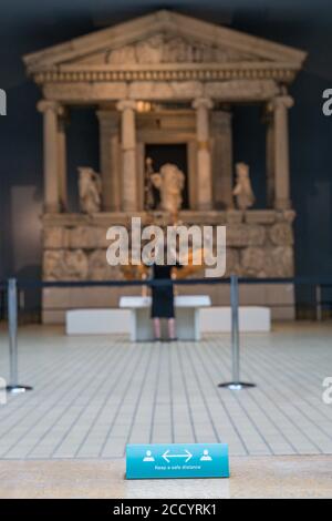 Londra, Inghilterra. 25 agosto 2020. Tomba di Grayson Perry dell'artigiano sconosciuto al British Museum. Il British Museum riaprirà le sue porte al pubblico in linea con le linee guida del governo e con le nuove misure di sicurezza in vigore. Dopo cinque mesi di chiusura a causa della pandemia del coronavirus, il British Museum riaprirà le sue porte al pubblico il 27 agosto 2020. Un nuovo percorso di sola andata intorno alle gallerie al piano terra consentirà ai visitatori di accedere a oltre 9000 oggetti provenienti da tutto il mondo. Altre gallerie riapriranno più tardi a settembre. (Foto di Sam Mellish / Alamy Live News) Foto Stock