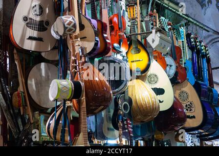 12 Giugno 2009 Grand Bazaar Istanbul Turkey String Instrument Shop Foto Stock