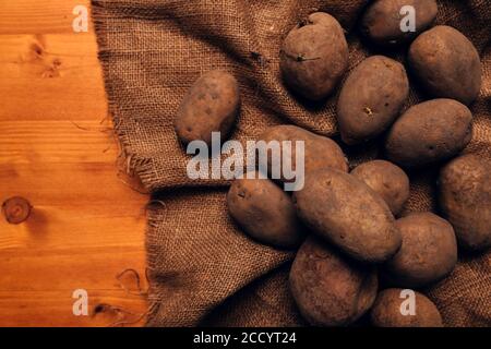 Mucchio di tuberi di patate raccolti, fuoco selettivo Foto Stock