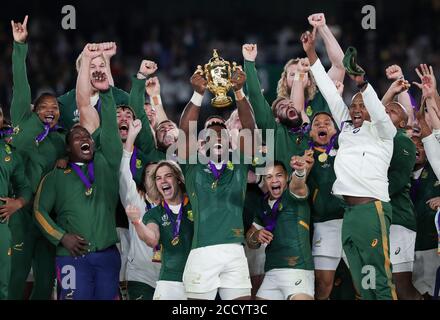 File photo datato 02-11-2019 del Sud Africa Siya Kolisi (centro) alza il trofeo mentre il Sud Africa vince la finale della Coppa del mondo di Rugby 2019 allo Stadio Yokohama. Foto Stock