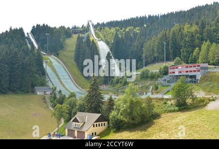 20 luglio 2020, Sassonia, Fichtelberg: I Fichtelbergschanzen di Oberwiesenthal includono diversi salti sciistici in diverse categorie. All'inizio degli anni 10, il grande salto con gli sci era dotato, tra l'altro, di una nuova corsia di avvicinamento e di proiettori. Foto: Volkmar Heinz/dpa-Zentralbild/ZB Foto Stock