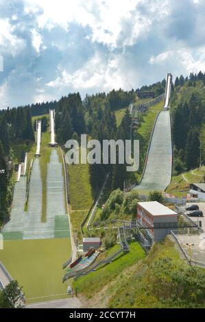 20 luglio 2020, Sassonia, Fichtelberg: I Fichtelbergschanzen di Oberwiesenthal includono diversi salti sciistici in diverse categorie. All'inizio degli anni 10, il grande salto con gli sci era dotato, tra l'altro, di una nuova corsia di avvicinamento e di proiettori. Foto: Volkmar Heinz/dpa-Zentralbild/ZB Foto Stock