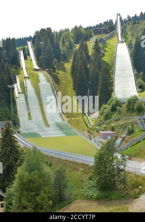 20 luglio 2020, Sassonia, Fichtelberg: I Fichtelbergschanzen di Oberwiesenthal includono diversi salti sciistici in diverse categorie. All'inizio degli anni 10, il grande salto con gli sci era dotato, tra l'altro, di una nuova corsia di avvicinamento e di proiettori. Foto: Volkmar Heinz/dpa-Zentralbild/ZB Foto Stock