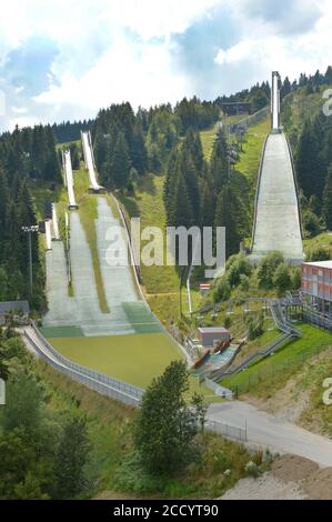 20 luglio 2020, Sassonia, Fichtelberg: I Fichtelbergschanzen di Oberwiesenthal includono diversi salti sciistici in diverse categorie. All'inizio degli anni 10, il grande salto con gli sci era dotato, tra l'altro, di una nuova corsia di avvicinamento e di proiettori. Foto: Volkmar Heinz/dpa-Zentralbild/ZB Foto Stock