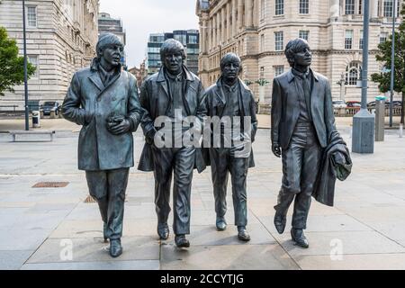 Il gruppo delle statue dei Beatles di Andrew Edwards a Pier Head, Liverpool, Inghilterra, Regno Unito Foto Stock