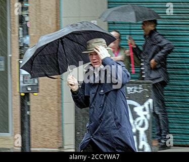 Glasgow, Scozia, Regno Unito 25 agosto 2020: Regno Unito Meteo: Tempesta Francesco ha cominciato a soffiare in quanto pioggia e vento hanno colpito la gente del posto e i turisti nel centro della città. Credit: Gerard Ferry/Alamy Live News Foto Stock