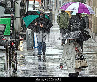 Glasgow, Scozia, Regno Unito 25 agosto 2020: Regno Unito Meteo: Tempesta Francesco ha cominciato a soffiare in quanto pioggia e vento hanno colpito la gente del posto e i turisti nel centro della città. Credit: Gerard Ferry/Alamy Live News Foto Stock