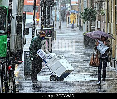 Glasgow, Scozia, Regno Unito 25 agosto 2020: Regno Unito Meteo: Tempesta Francesco ha cominciato a soffiare in quanto pioggia e vento hanno colpito la gente del posto e i turisti nel centro della città. Credit: Gerard Ferry/Alamy Live News Foto Stock