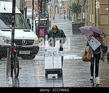 Glasgow, Scozia, Regno Unito 25 agosto 2020: Regno Unito Meteo: Tempesta Francesco ha cominciato a soffiare in quanto pioggia e vento hanno colpito la gente del posto e i turisti nel centro della città. Credit: Gerard Ferry/Alamy Live News Foto Stock