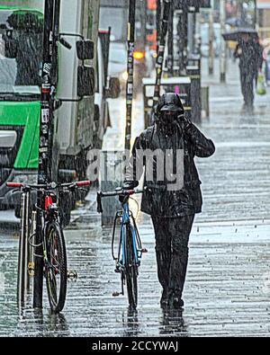 Glasgow, Scozia, Regno Unito 25 agosto 2020: Regno Unito Meteo: Tempesta Francesco ha cominciato a soffiare in quanto pioggia e vento hanno colpito la gente del posto e i turisti nel centro della città. Credit: Gerard Ferry/Alamy Live News Foto Stock