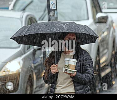 Glasgow, Scozia, Regno Unito 25 agosto 2020: Regno Unito Meteo: Tempesta Francesco ha cominciato a soffiare in quanto pioggia e vento hanno colpito la gente del posto e i turisti nel centro della città. Credit: Gerard Ferry/Alamy Live News Foto Stock