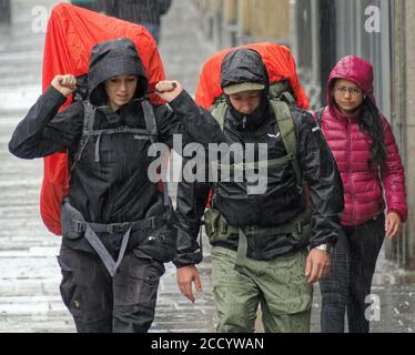 Glasgow, Scozia, Regno Unito 25 agosto 2020: Regno Unito Meteo: Tempesta Francesco ha cominciato a soffiare in quanto pioggia e vento hanno colpito la gente del posto e i turisti nel centro della città. Credit: Gerard Ferry/Alamy Live News Foto Stock