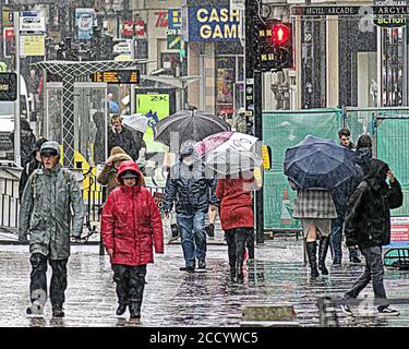 Glasgow, Scozia, Regno Unito 25 agosto 2020: Regno Unito Meteo: Tempesta Francesco ha cominciato a soffiare in quanto pioggia e vento hanno colpito la gente del posto e i turisti nel centro della città. Credit: Gerard Ferry/Alamy Live News Foto Stock