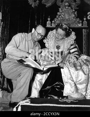 Il regista MICHAEL CURTIZ e BETTE DAVIS sul set candid durante le riprese della VITA PRIVATA DI ELIZABETH E ESSEX 1939 dalla rappresentazione teatrale di Maxwell Anderson music Erich Wolfgang Korngold art direction Anton Grot, produttore esecutivo Hal B. Wallis Warner Bros Foto Stock