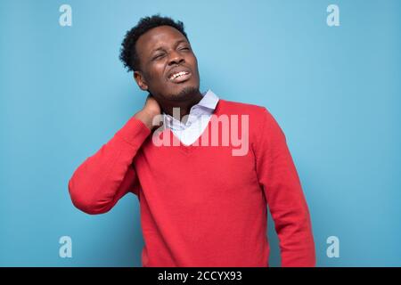 Giovane africano un terribile dolore al collo. Foto Stock