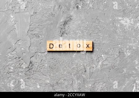 disintossicare parola scritta su blocco di legno. disintossicare testo su tabella di cemento per il vostro desing, concetto. Foto Stock