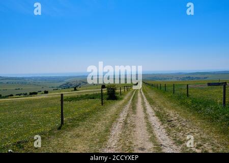 Sentiero pedonale con vista sulla campagna inglese in una giornata estiva Foto Stock