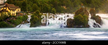 Le Cascate del Reno (tedesco: Rheinfall) è la cascata più grande in Svizzera e in Europa. Le cascate si trova sul alto Reno sul confine tra Foto Stock