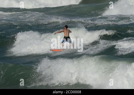 Deerfield Beach, Florida, Stati Uniti. 24 Agosto 2020. Surfers visto al molo di Deerfield Beach come tempesta tropicale Laura entra nel sud-est del Golfo del Messico Lunedi notte e si prevede di diventare un uragano da Martedì mattina il 24 agosto 2020 a Deerfield Beach, Florida. Credit: Mpi04/Media Punch/Alamy Live News Foto Stock