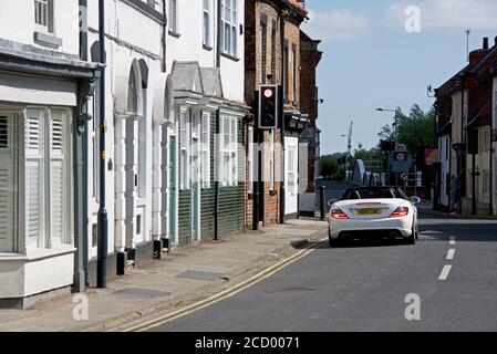 Mercedes SLK auto sportiva sulla strada B1222 attraverso il villaggio di Cawood, North Yorkshire, Inghilterra Regno Unito Foto Stock