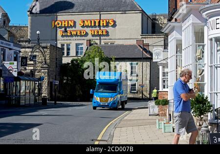 Bridge Street è dominata dalla John Smith's Brewery, Tadcaster, North Yorkshire, Inghilterra, Regno Unito Foto Stock