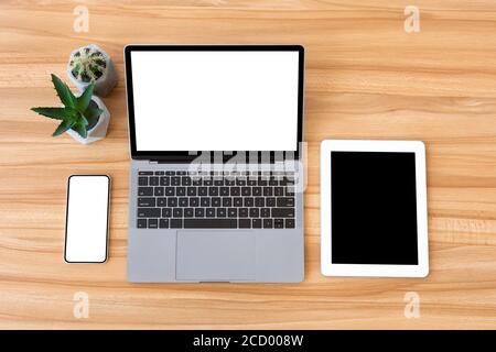 Flatlay di computer portatile, cellulare e tablet con schermo vuoto Foto Stock