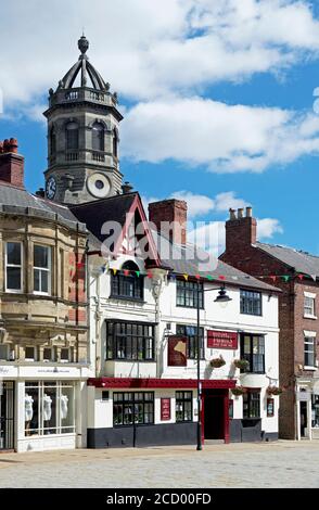 Il Beastfair Vaults, un pub a Pontefract, e la torre della chiesa di San Giles, West Yorkshire, Inghilterra Regno Unito Foto Stock